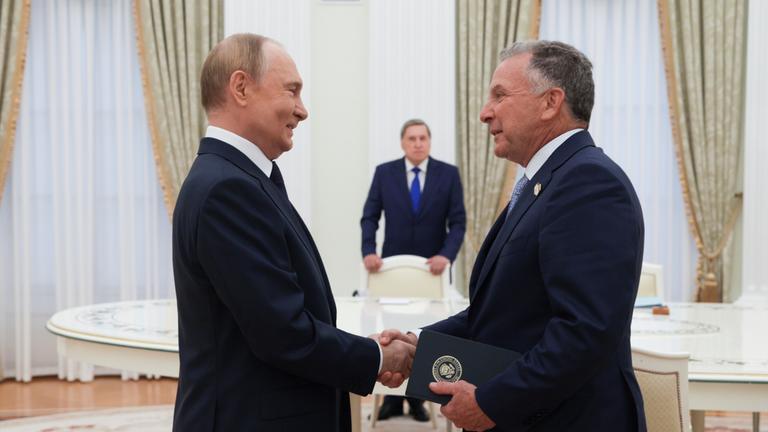 Russland, Moskau: Auf diesem von der staatlichen russischen Nachrichtenagentur Sputnik via AP veröffentlichten Foto reichen sich der russischePräsident Wladimir Putin (l) und der Sondergesandte von US-Präsident Trump, Steve Witkoff (r) während ihres Treffens in Moskau die Hände.