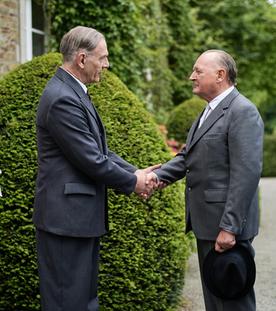 Bundeskanzler Konrad Adenauer (Burghart Klaußner, 2.v.r.) und Ministerpräsident Charles de Gaulle (Jean-Yves Berteloot, M.) begegnen sich zum ersten Mal im beschaulichen Colombey-les-Deux-Églises. 