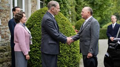 Bundeskanzler Konrad Adenauer (Burghart Klaußner, 2.v.r.) und Ministerpräsident Charles de Gaulle (Jean-Yves Berteloot, M.) begegnen sich zum ersten Mal im beschaulichen Colombey-les-Deux-Églises. 