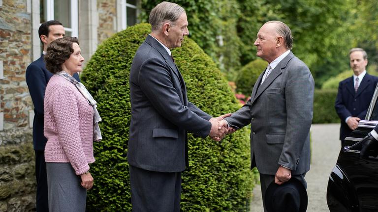 Bundeskanzler Konrad Adenauer (Burghart Klaußner, 2.v.r.) und Ministerpräsident Charles de Gaulle (Jean-Yves Berteloot, M.) begegnen sich zum ersten Mal im beschaulichen Colombey-les-Deux-Églises. 