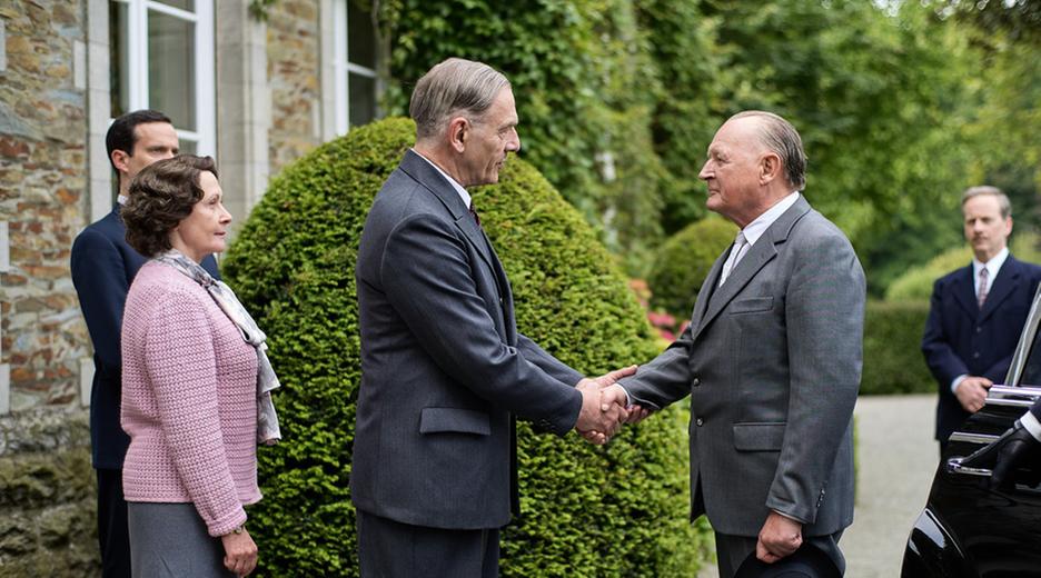 Bundeskanzler Konrad Adenauer (Burghart Klaußner, 2.v.r.) und Ministerpräsident Charles de Gaulle (Jean-Yves Berteloot, M.) begegnen sich zum ersten Mal im beschaulichen Colombey-les-Deux-Églises. 