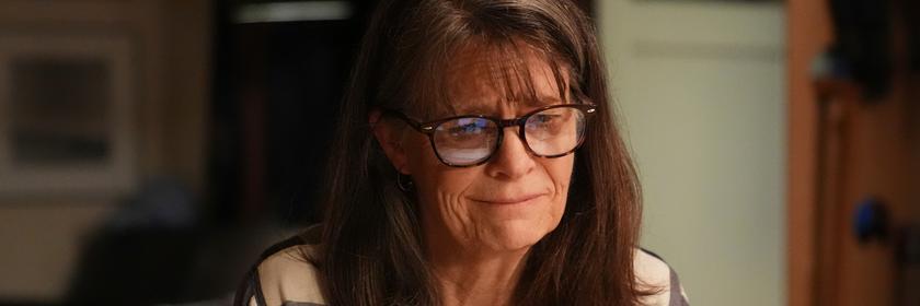 06.10.2025, USA, Seattle: Mary E. Brunkow wird emotional, als sie erfährt, dass sie den Nobelpreis für Medizin für einen Teil ihrer Arbeit über periphere Immuntoleranz erhalten hat, in Seattle.