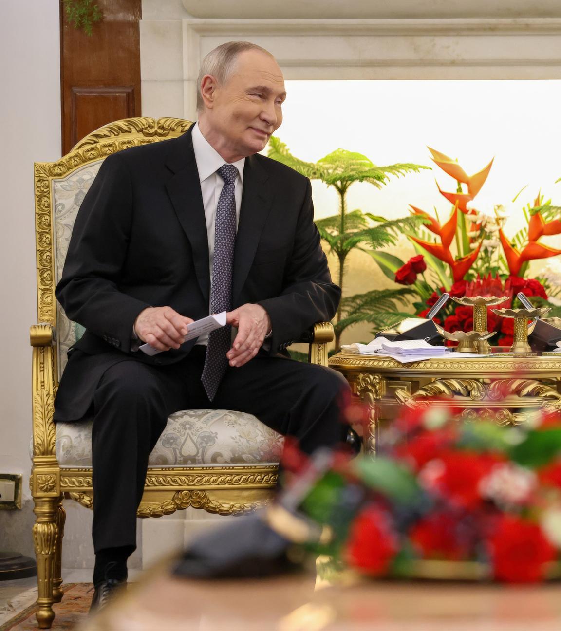  Indien, Neu-Delhi: Der russische Präsident Wladimir Putin (l) während eines bilateralen Treffens mit dem indischen Premierminister Narendra Modi im Hyderabad House in Neu-Delhi, Indien. Putin ist zu einem zweitägigen Besuch in Indien eingetroffen.