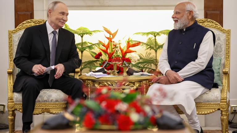  Indien, Neu-Delhi: Der russische Präsident Wladimir Putin (l) während eines bilateralen Treffens mit dem indischen Premierminister Narendra Modi im Hyderabad House in Neu-Delhi, Indien. Putin ist zu einem zweitägigen Besuch in Indien eingetroffen.