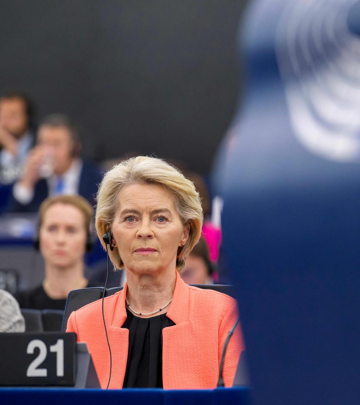 Die Präsidentin der Europäischen Kommission, Ursula von der Leyen, hört während einer Plenarsitzung im Europäischen Parlament zu, in der ein Misstrauensantrag gegen die Europäische Kommission debattiert wird in Straßburg am 07.07.2025