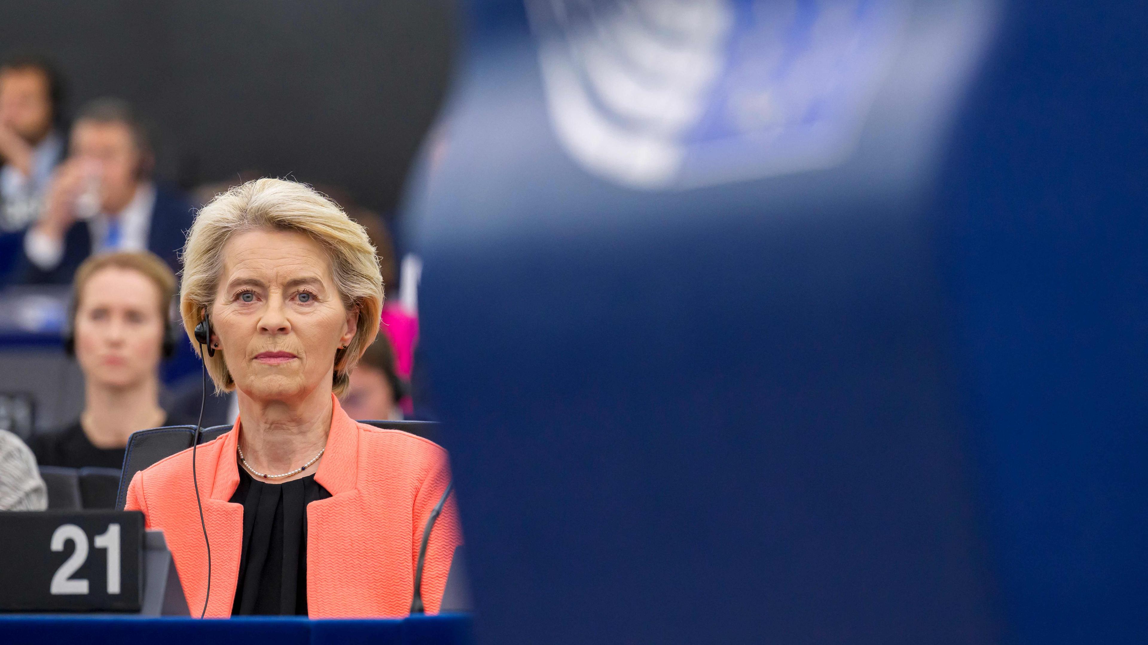 Die Präsidentin der Europäischen Kommission, Ursula von der Leyen, hört während einer Plenarsitzung im Europäischen Parlament zu, in der ein Misstrauensantrag gegen die Europäische Kommission debattiert wird in Straßburg am 07.07.2025