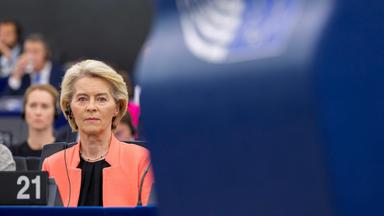 Die Präsidentin der Europäischen Kommission, Ursula von der Leyen, hört während einer Plenarsitzung im Europäischen Parlament zu, in der ein Misstrauensantrag gegen die Europäische Kommission debattiert wird in Straßburg am 07.07.2025