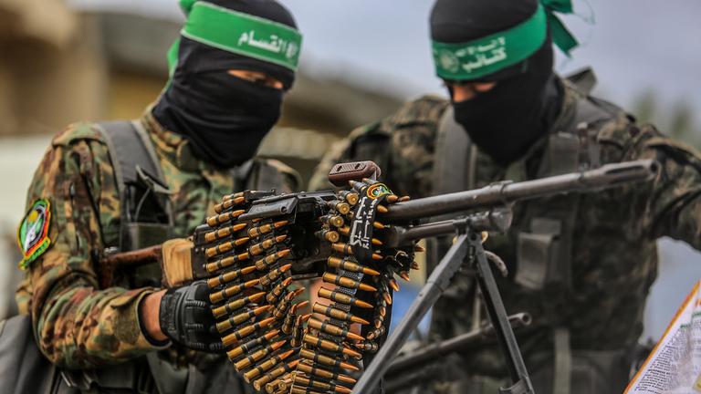 Hamas-Krieger mit einem schweren Maschinengewehr bei der Freilassung dreier Geiseln
