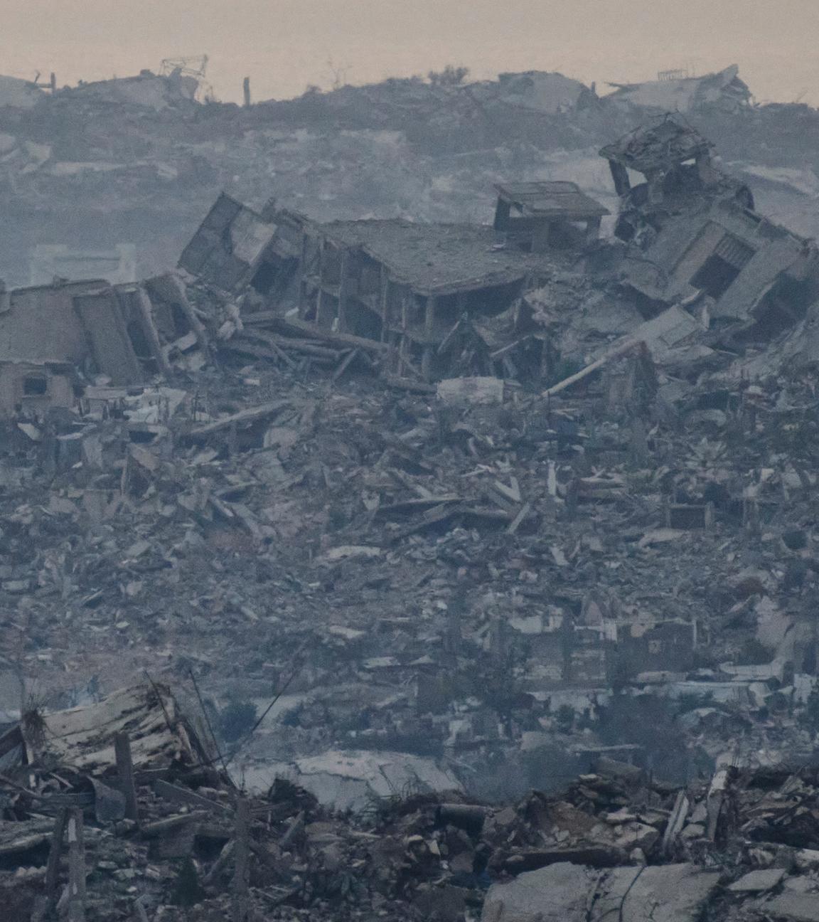 Gebäude, die während der israelischen Boden- und Luftoperationen zerstört wurden, stehen im nördlichen Gazastreifen, vom Süden Israels aus gesehen.