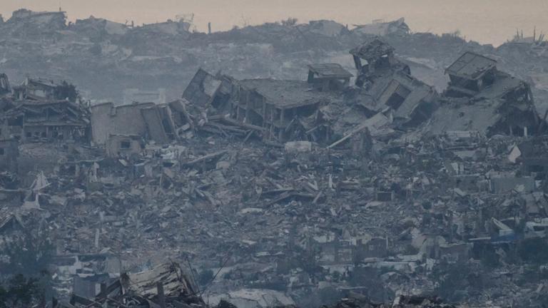 Gebäude, die während der israelischen Boden- und Luftoperationen zerstört wurden, stehen im nördlichen Gazastreifen, vom Süden Israels aus gesehen.