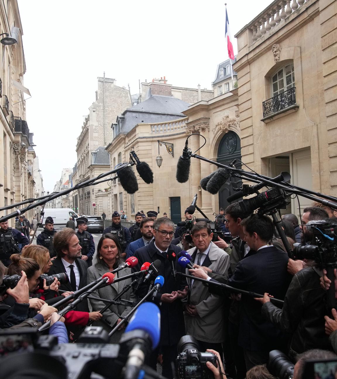 Frankreich, Paris: Olivier Faure (M), Generalsekretär der französischen sozialistischen Partei, und Patrick Kanner (Mitte r)echts, Vorsitzender der sozialistischen Fraktion im Senat, antworten Reportern nach einem Treffen mit dem scheidenden französischen Ministerpräsidenten Lecornu.