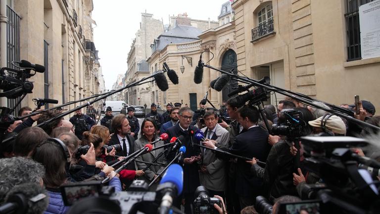 Frankreich, Paris: Olivier Faure (M), Generalsekretär der französischen sozialistischen Partei, und Patrick Kanner (Mitte r)echts, Vorsitzender der sozialistischen Fraktion im Senat, antworten Reportern nach einem Treffen mit dem scheidenden französischen Ministerpräsidenten Lecornu.