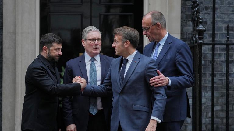  London: Wolodymyr Selenskyj (l-r), Präsident der Ukraine, der britische Premierminister Keir Starmer, der französische Präsident Emmanuel Macron und der deutsche Bundeskanzler Friedrich Merz reagieren nach einem Treffen vor der Tür der 10 Downing Street.