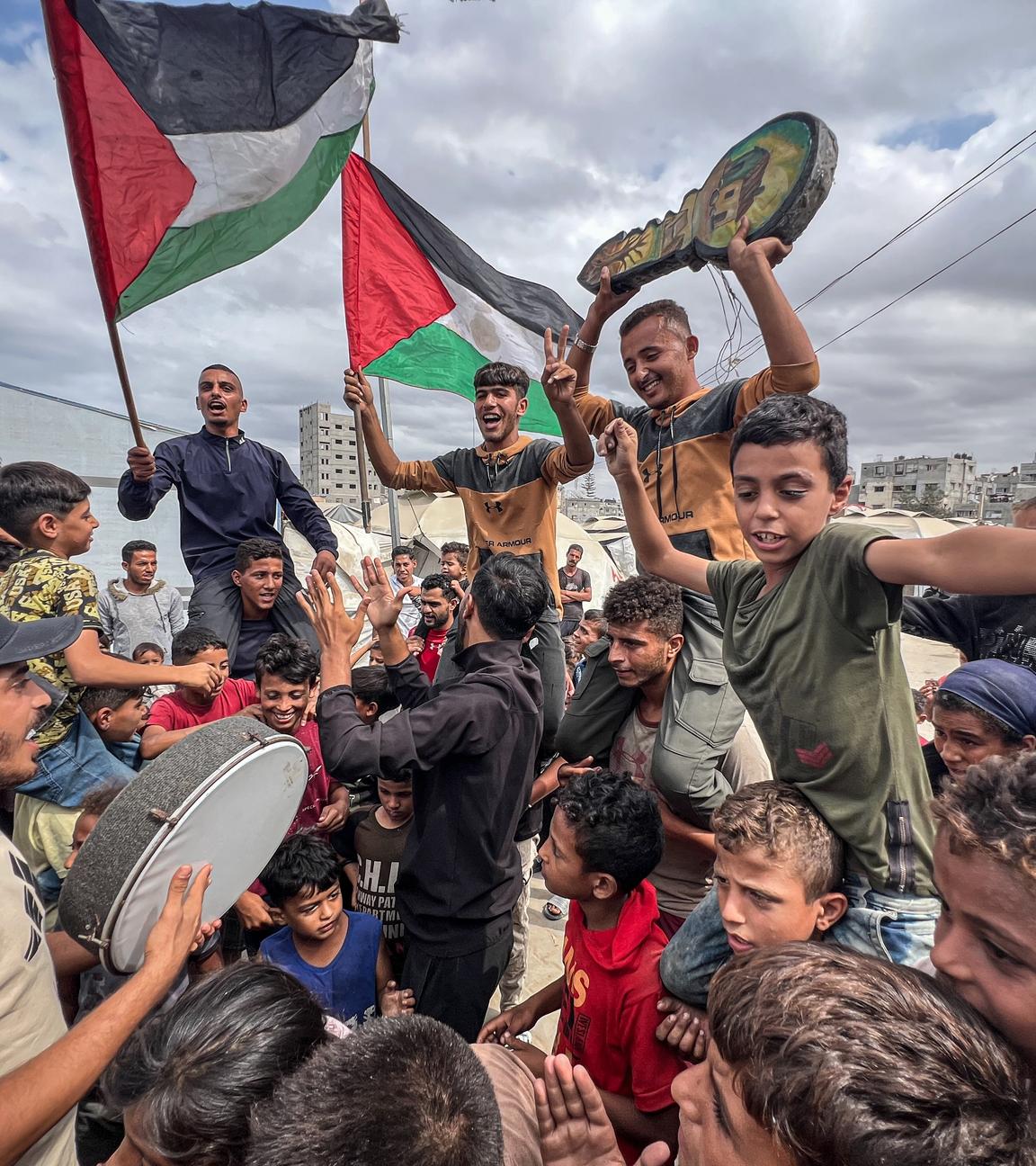 Palästinensische Gebiete, Nusairat: Palästinenser feiern im Lager Nusairat nach der Bekanntgabe, dass Israel und die Hamas der ersten Phase eines Friedensplans zur Unterbrechung der Kämpfe zugestimmt haben