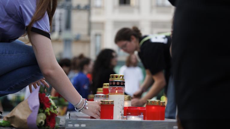 Österreich, Graz: Trauernde zünden Kerzen für ein Lichtermeer an. Ein 21-Jähriger aus dem Raum Graz hat nach Angaben der Behörden die tödlichen Schüsse an einem Gymnasium im österreichischen Graz abgegeben. Am Vormittag hatte der Mann neun Menschen getötet und danach Suizid begangen.