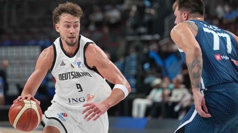 Lettland, Riga: Basketball: EM, Deutschland - Slowenien, K.o.-Runde, Viertelfinale, Deutschlands Franz Wagner (l) in Aktion gegen Sloweniens Luka Doncic.