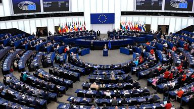 Die Präsidentin der Europäischen Kommission, Ursula von der Leyen, gestikuliert während ihrer Rede zur Lage der Union im Europäischen Parlament in Straßburg.