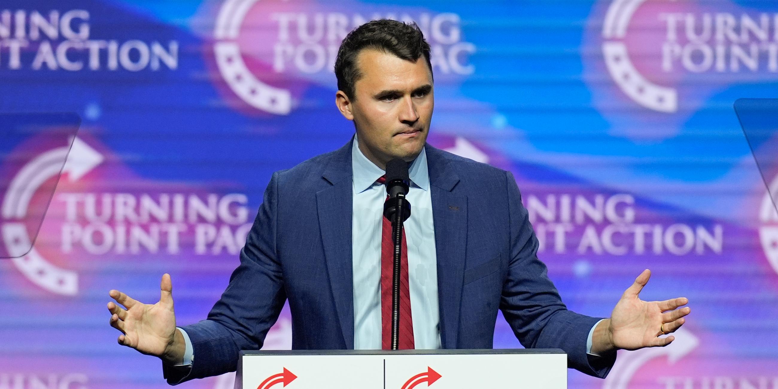USA, Las Vegas: Charlie Kirk, Gründer von Turning Point USA, spricht während einer Wahlkampfveranstaltung