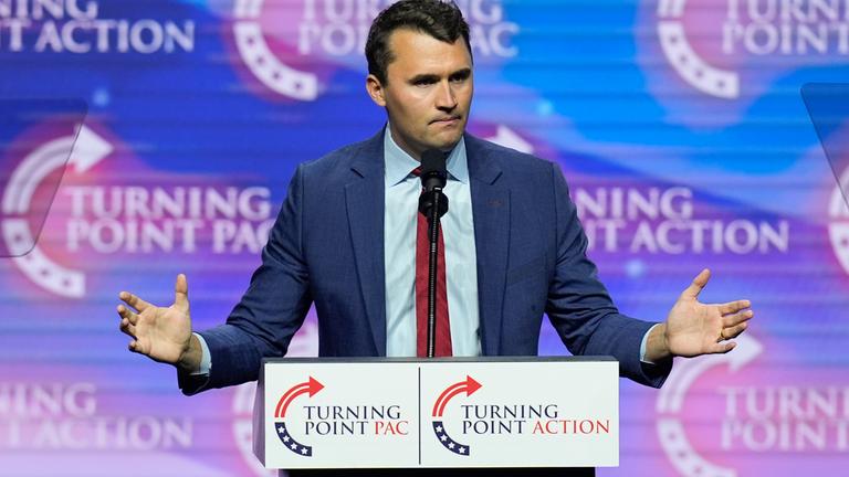 USA, Las Vegas: Charlie Kirk, Gründer von Turning Point USA, spricht während einer Wahlkampfveranstaltung