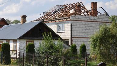  Polen, Wyryki: Ein zerstörtes Hausdach, nachdem russische Drohnen während eines Angriffs auf die Ukraine den polnischen Luftraum verletzt haben.