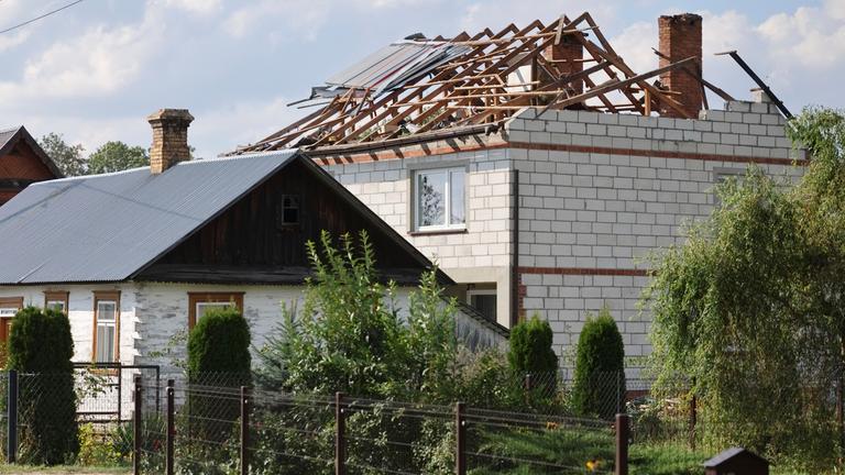  Polen, Wyryki: Ein zerstörtes Hausdach, nachdem russische Drohnen während eines Angriffs auf die Ukraine den polnischen Luftraum verletzt haben.