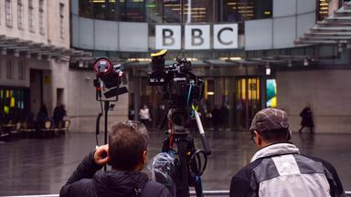 10.11.2025, Großbritannien, London: Medienvertreter stehen vor dem Broadcasting House, dem BBC-Hauptquartier im Zentrum Londons. Die BBC, die weltberühmte öffentlich-rechtliche Rundfunkanstalt Großbritanniens, steckt in einer tiefen Führungskrise. Senderchef Davie trat am Abend ebenso zurück wie Turness, die für die BBC-Nachrichten verantwortlich ist.