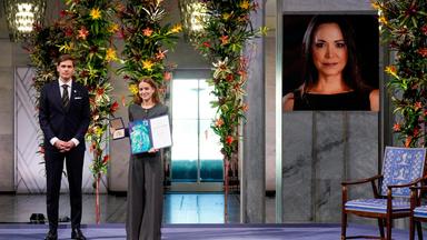 na Corina Sosa, Tochter der Friedensnobelpreisträgerin Maria Corina Machado, nimmt den Preis stellvertretend für ihre Mutter im Rathaus von Oslo entgegen. Kristian Berg Harpviken, Direktor des Nobelinstituts, steht neben ihr.