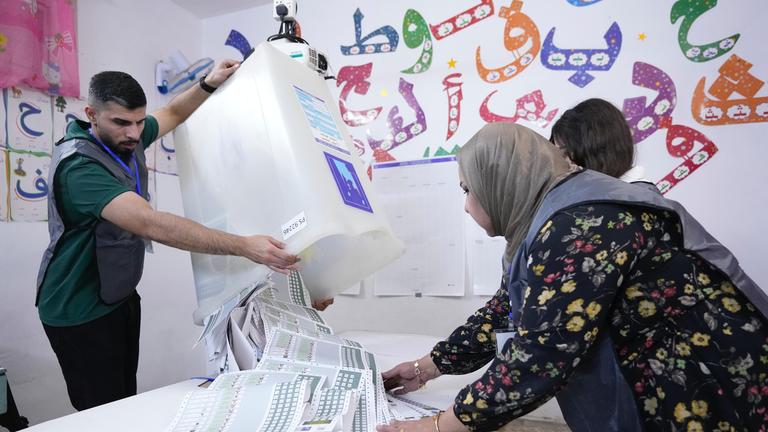 11.11.2025, Irak, Bagdad: Wahlhelfer zählen die Stimmzettel, während sie ein Wahllokal während der Parlamentswahlen schließen.