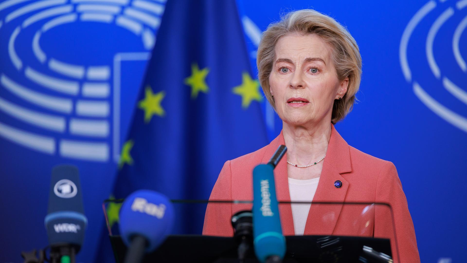 Ursula von der Leyen, Präsidentin der Europäischen Kommission, gibt eine Presseerklärung zu den Gegenmaßnahmen der EU gegen die US-Zölle