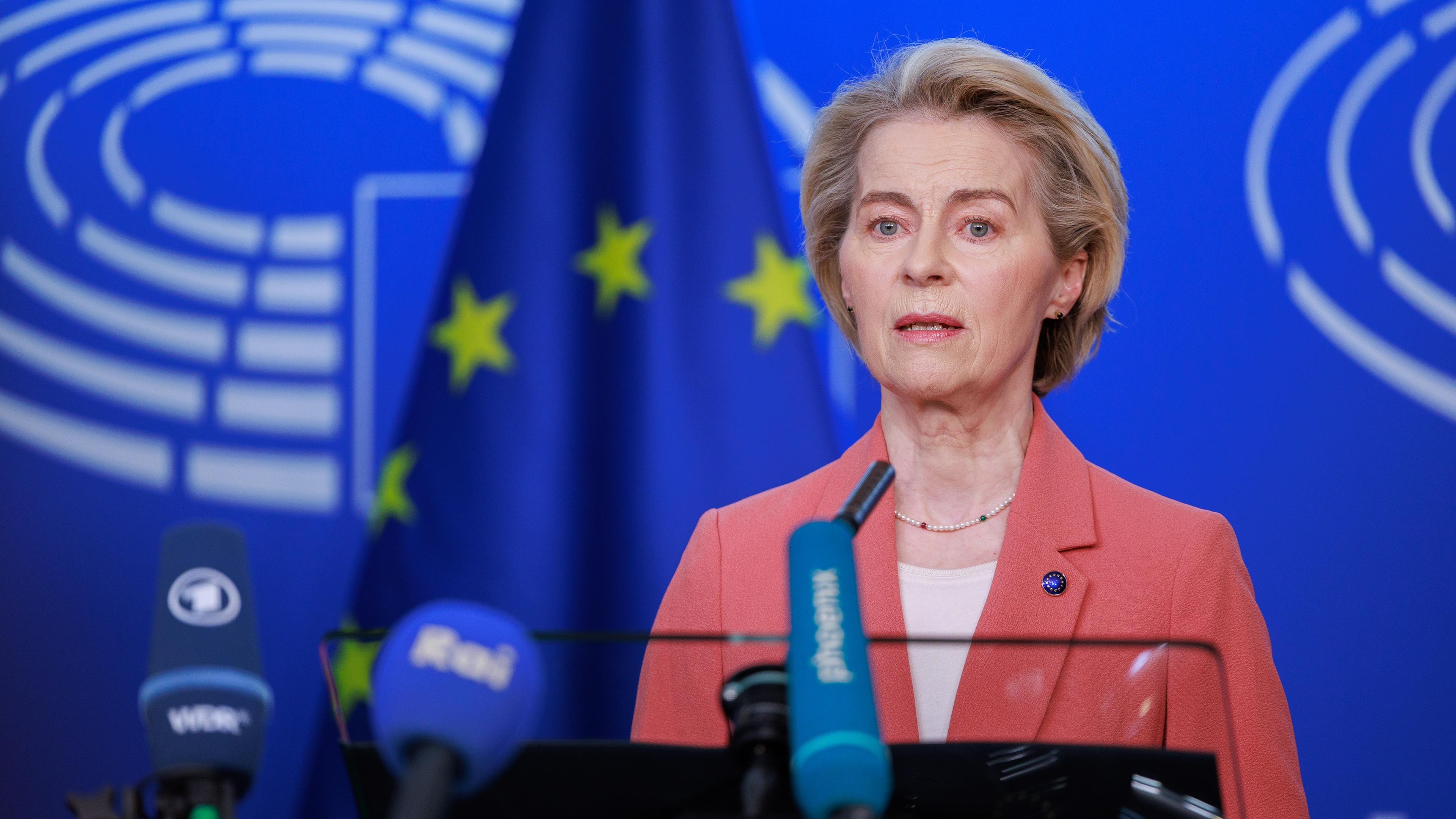 Ursula von der Leyen, Präsidentin der Europäischen Kommission, gibt eine Presseerklärung zu den Gegenmaßnahmen der EU gegen die US-Zölle