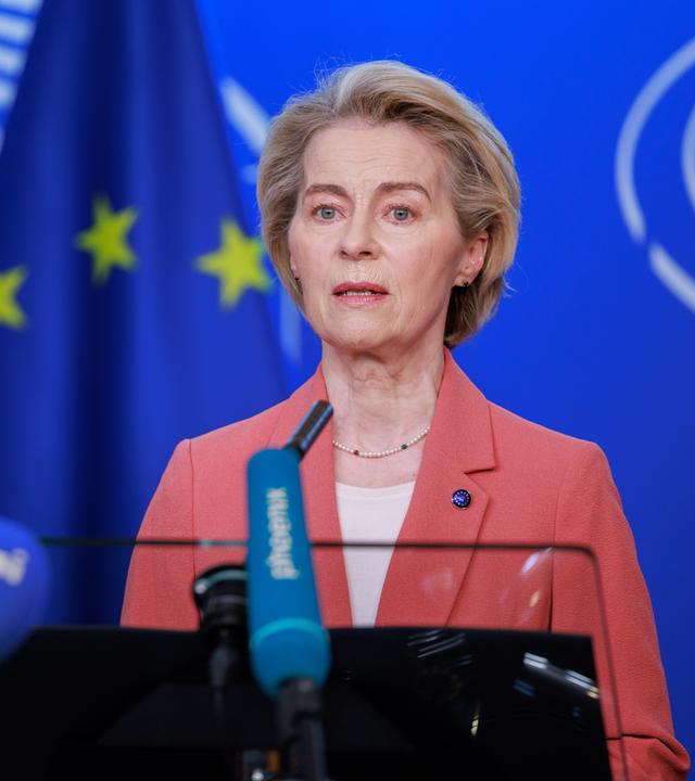 Ursula von der Leyen, Präsidentin der Europäischen Kommission, gibt eine Presseerklärung zu den Gegenmaßnahmen der EU gegen die US-Zölle