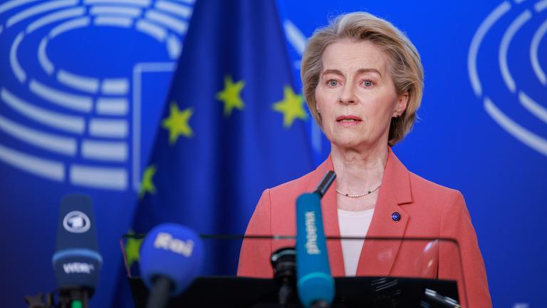 Ursula von der Leyen, Präsidentin der Europäischen Kommission, gibt eine Presseerklärung zu den Gegenmaßnahmen der EU gegen die US-Zölle