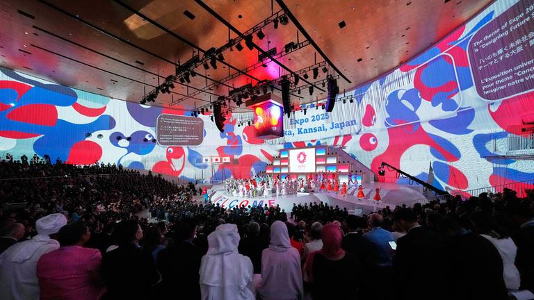 Gäste verfolgen die Eröffnungsfeier der Weltausstellung Expo 2025.