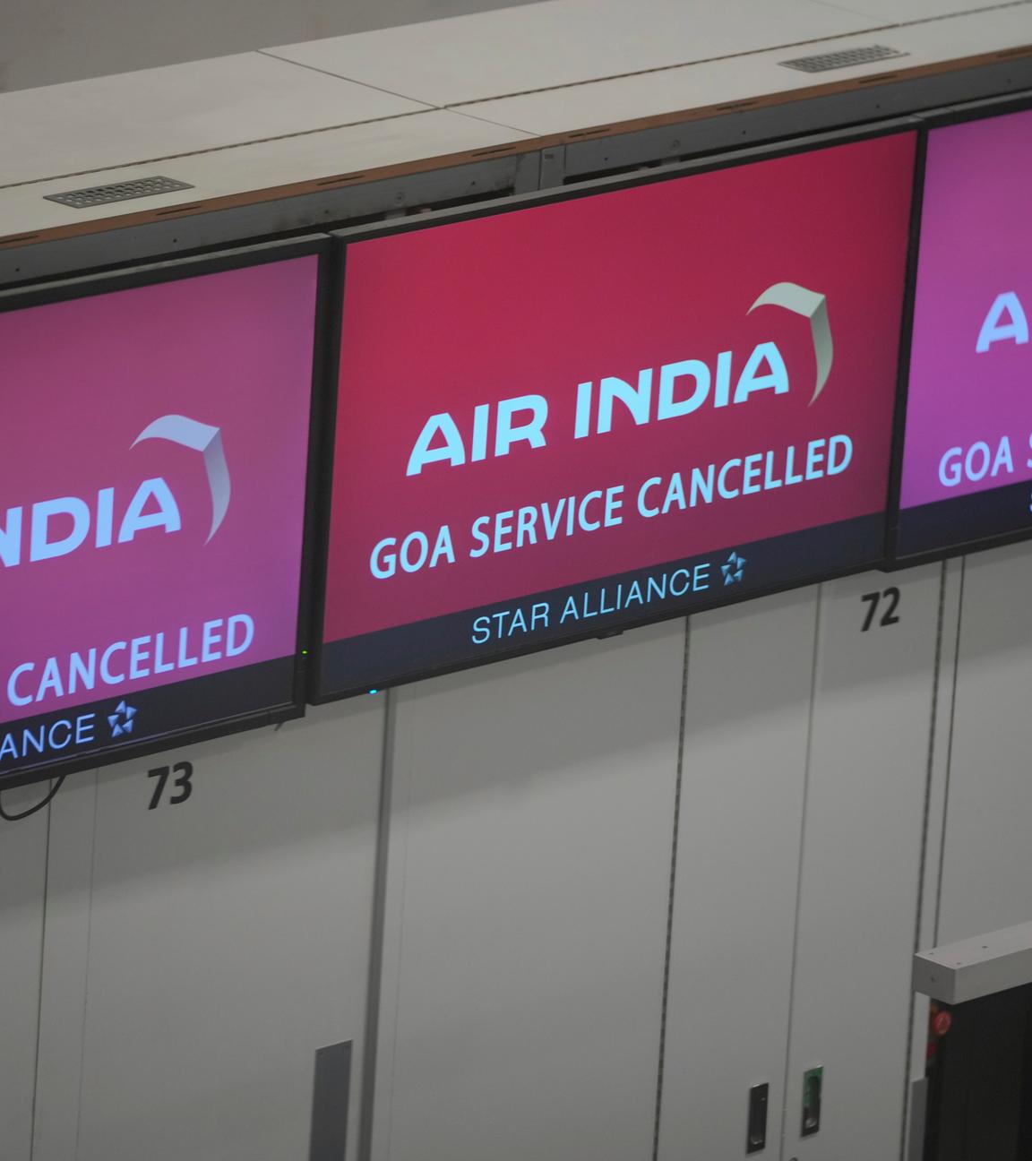 Ein Schalter der Fluggesellschaft Air India am Flughafen Gatwick zeigt die Information, dass der Flug nach Goa gestrichen wurde, nachdem ein Flugzeug von Air India mit dem Ziel London in Ahmedabad in Indien abgestürzt ist