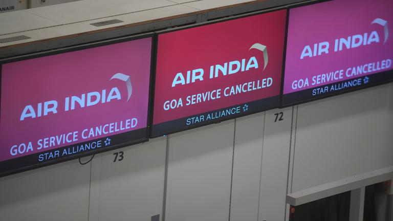 Ein Schalter der Fluggesellschaft Air India am Flughafen Gatwick zeigt die Information, dass der Flug nach Goa gestrichen wurde, nachdem ein Flugzeug von Air India mit dem Ziel London in Ahmedabad in Indien abgestürzt ist