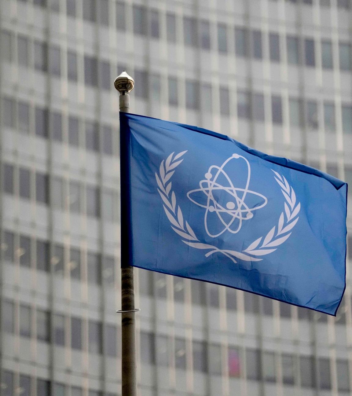 : Die Flagge der Internationalen Atomenergie-Organisation weht während einer Sitzung des Gouverneursrats der IAEO in Wien, Österreich, vor ihrem Sitz