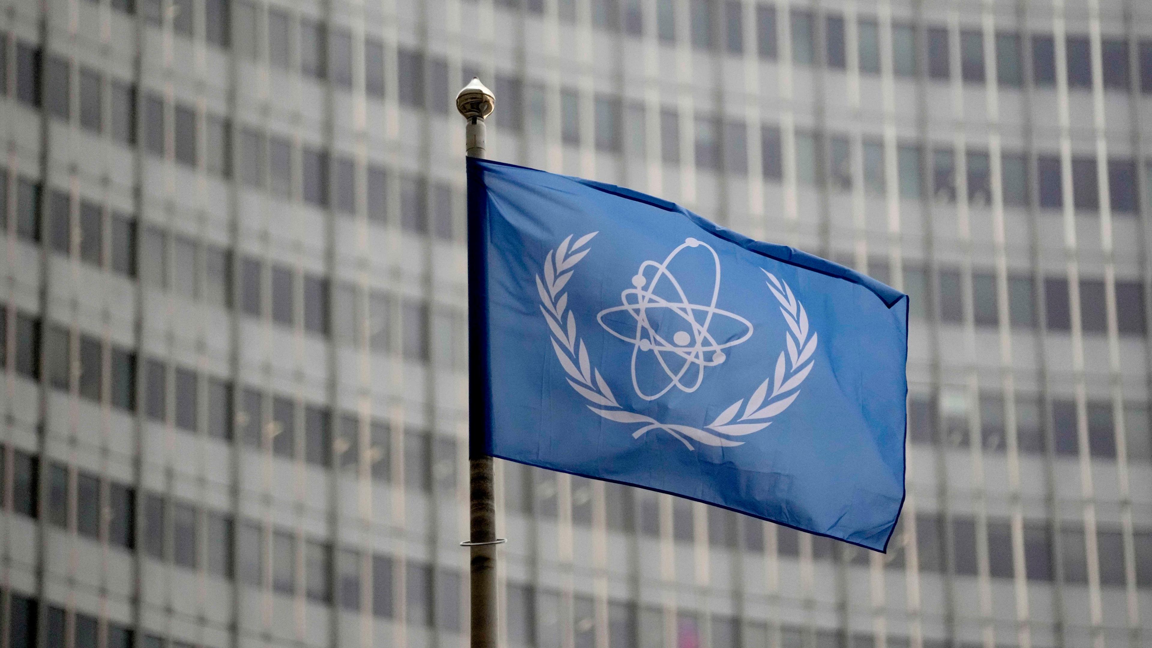 : Die Flagge der Internationalen Atomenergie-Organisation weht während einer Sitzung des Gouverneursrats der IAEO in Wien, Österreich, vor ihrem Sitz