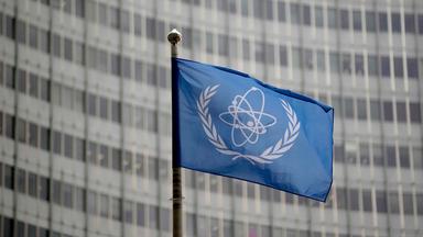 : Die Flagge der Internationalen Atomenergie-Organisation weht während einer Sitzung des Gouverneursrats der IAEO in Wien, Österreich, vor ihrem Sitz