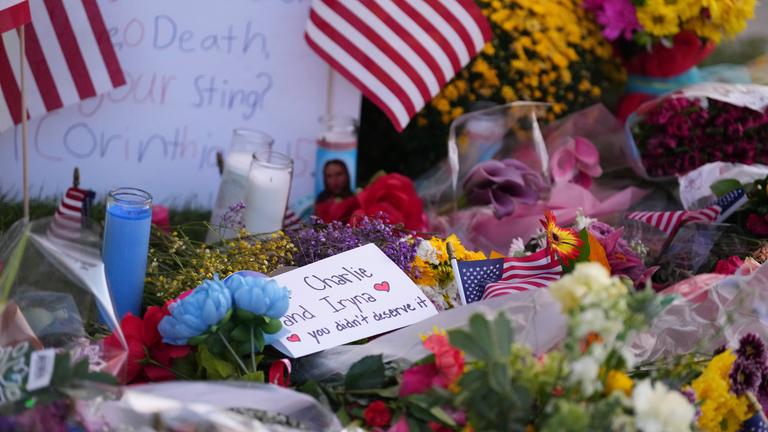 In der Utah Valley University wurde eine Gedenkstätte für den getöteten rechten US-Aktivisten Kirk errichtet.
