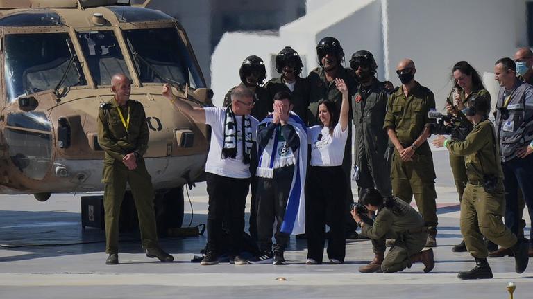 Matan Angrest (M), eine aus dem Gazastreifen freigelassene Geisel, hält sich die Hände vors Gesicht bei der Ankunft mit einem Hubschrauber am Ichilov-Krankenhaus ausgestiegen ist