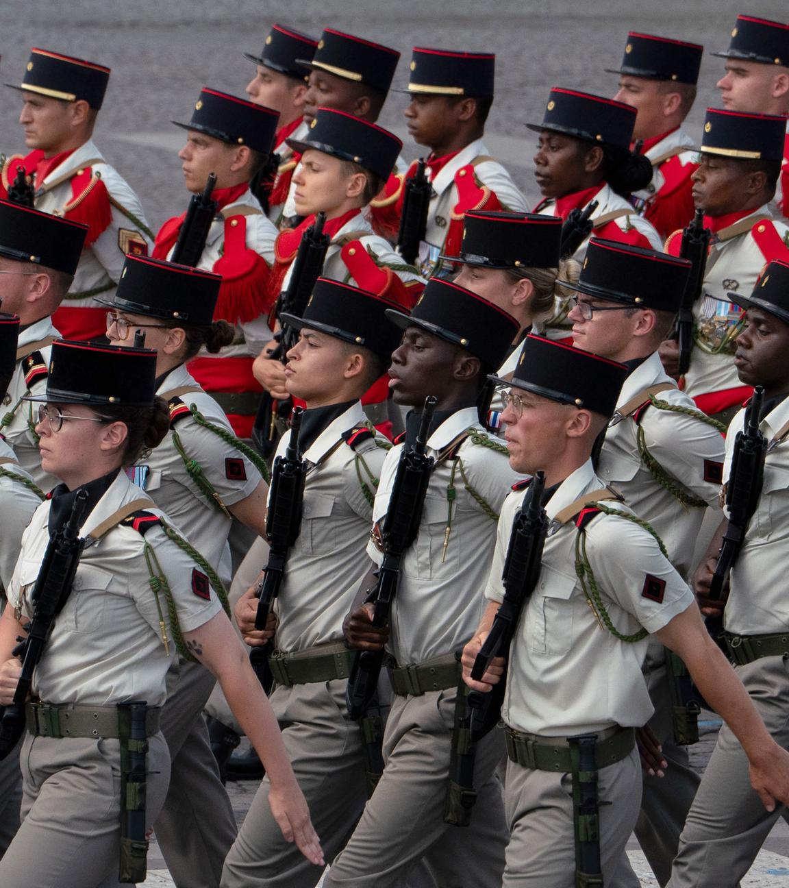 rankreich, Paris: Soldaten marschieren bei der jährlichen Militärparade zum Tag der Bastille. Der 14. Juli, der französische Nationalfeiertag, erinnert an den Sturm auf die Bastille am 14. Juli 1789