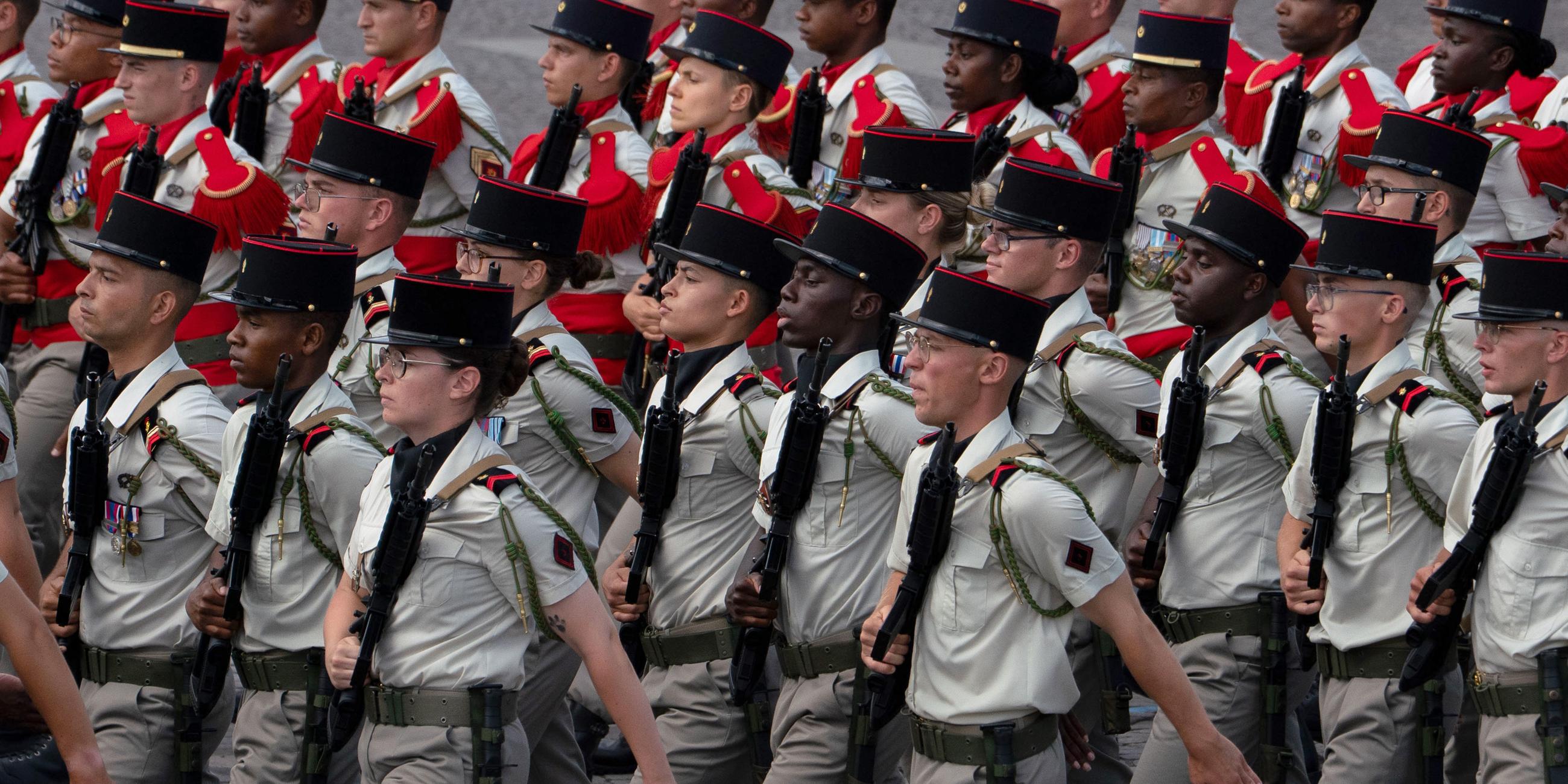 rankreich, Paris: Soldaten marschieren bei der jährlichen Militärparade zum Tag der Bastille. Der 14. Juli, der französische Nationalfeiertag, erinnert an den Sturm auf die Bastille am 14. Juli 1789