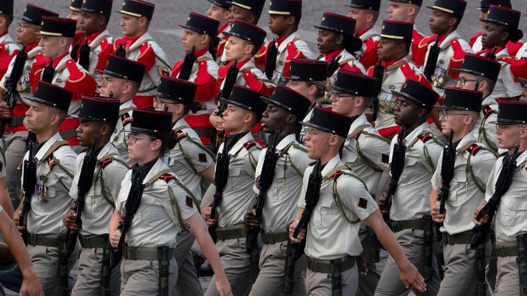 rankreich, Paris: Soldaten marschieren bei der jährlichen Militärparade zum Tag der Bastille. Der 14. Juli, der französische Nationalfeiertag, erinnert an den Sturm auf die Bastille am 14. Juli 1789