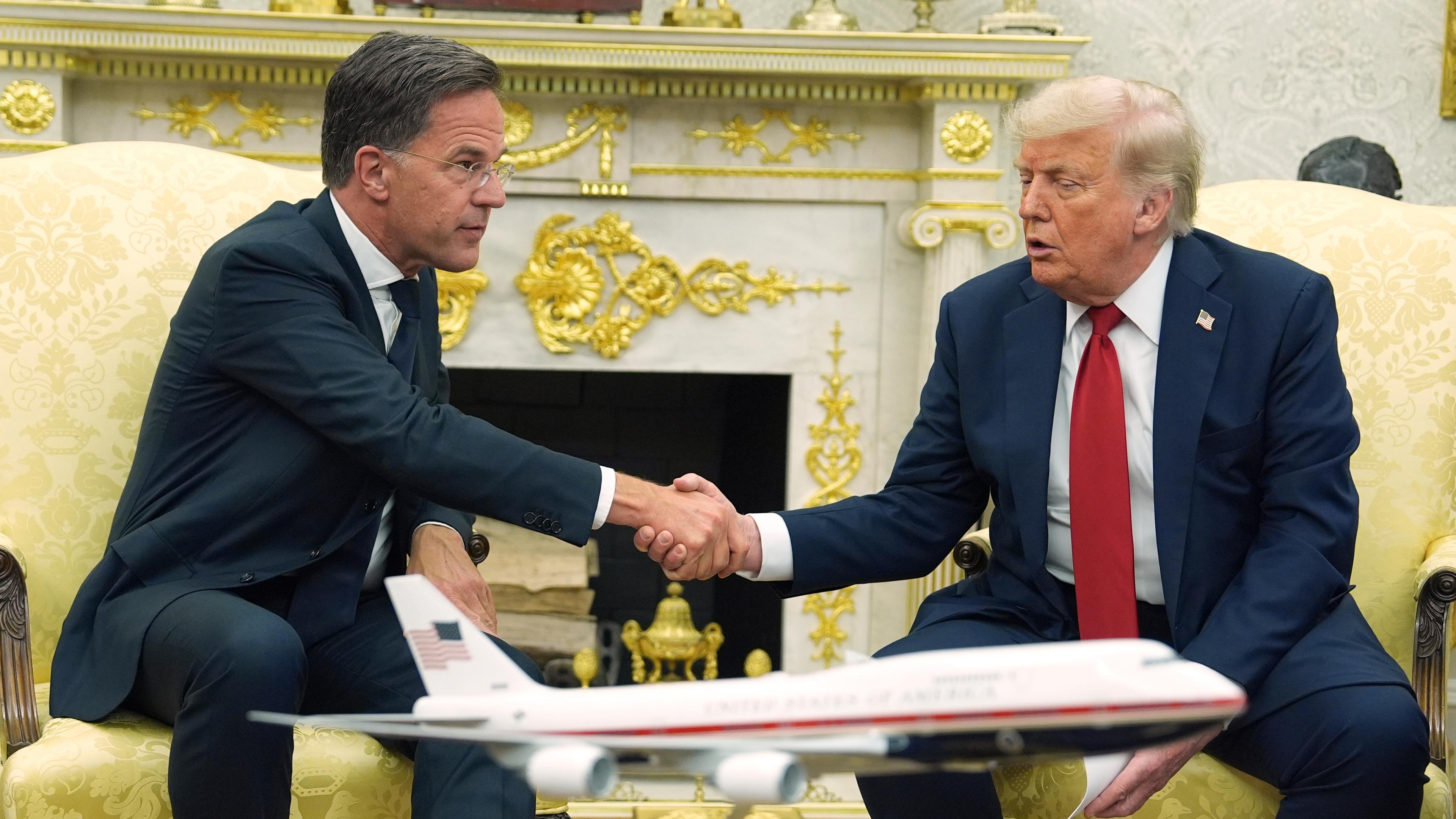 US-Präsident Donald Trump (r) schüttelt die Hand von NATO-Generalsekretär Mark Rutte während eines Treffens im Oval Office des Weißen Hauses.