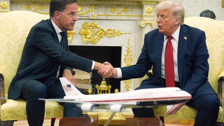 US-Präsident Donald Trump (r) schüttelt die Hand von NATO-Generalsekretär Mark Rutte während eines Treffens im Oval Office des Weißen Hauses.