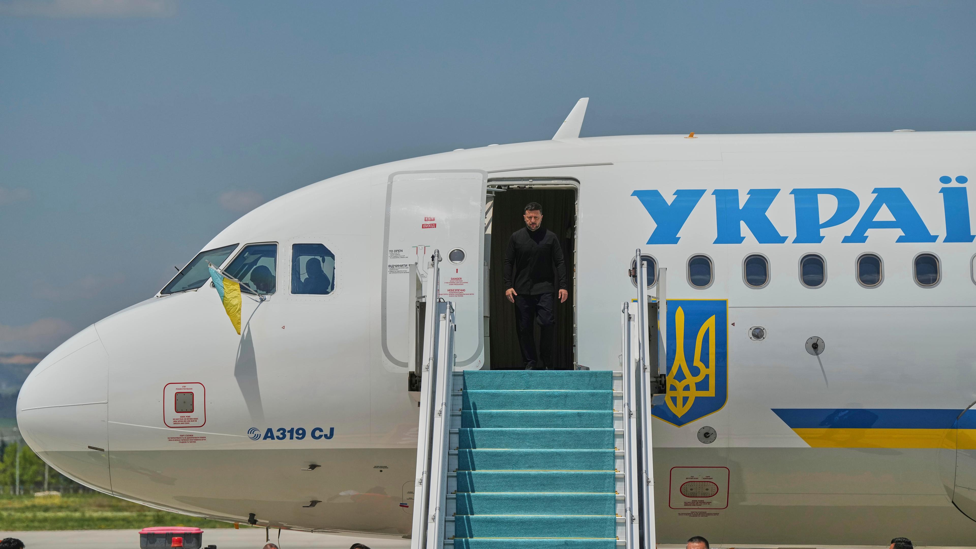 Ukraines Präsident Wolodymyr Selenskyj kommt im Flugzeug auf dem Flughafen Esenboga in Ankara an