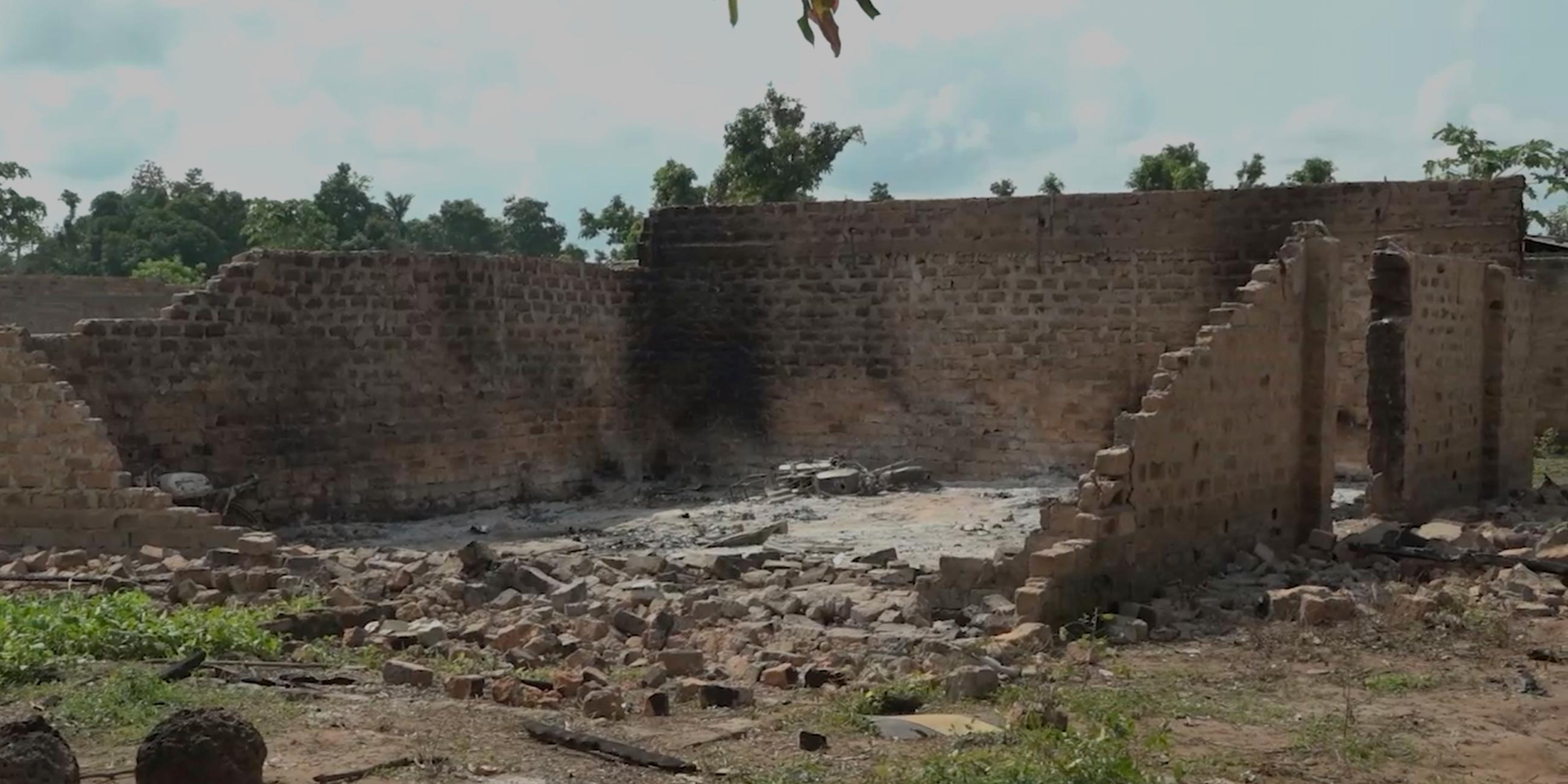 Das Videostandbild zeigt ein abgebranntes Haus nach einem Angriff von Bewaffneten in der Gemeinde Yelewata im Norden Nigerias am 16.06.2025