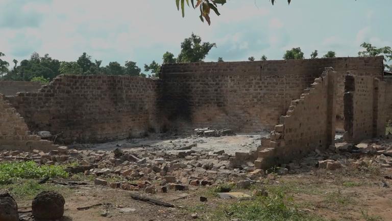 Das Videostandbild zeigt ein abgebranntes Haus nach einem Angriff von Bewaffneten in der Gemeinde Yelewata im Norden Nigerias am 16.06.2025
