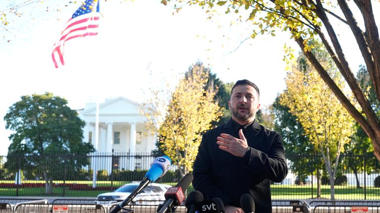 Selenskyj vor Reportern vor dem Weißen Haus