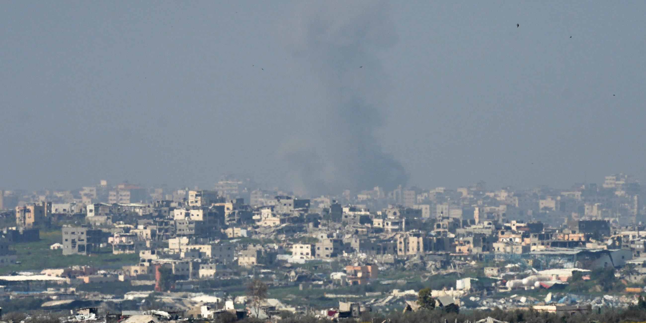 Grenze zwischen Israel und Gaza: Rauch steigt nach einem israelischen Bombardement im nördlichen Gazastreifen auf, vom Süden Israels aus gesehen
